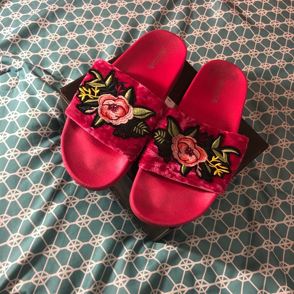 Flower Design Womens Slipper - Picture 3 of 4